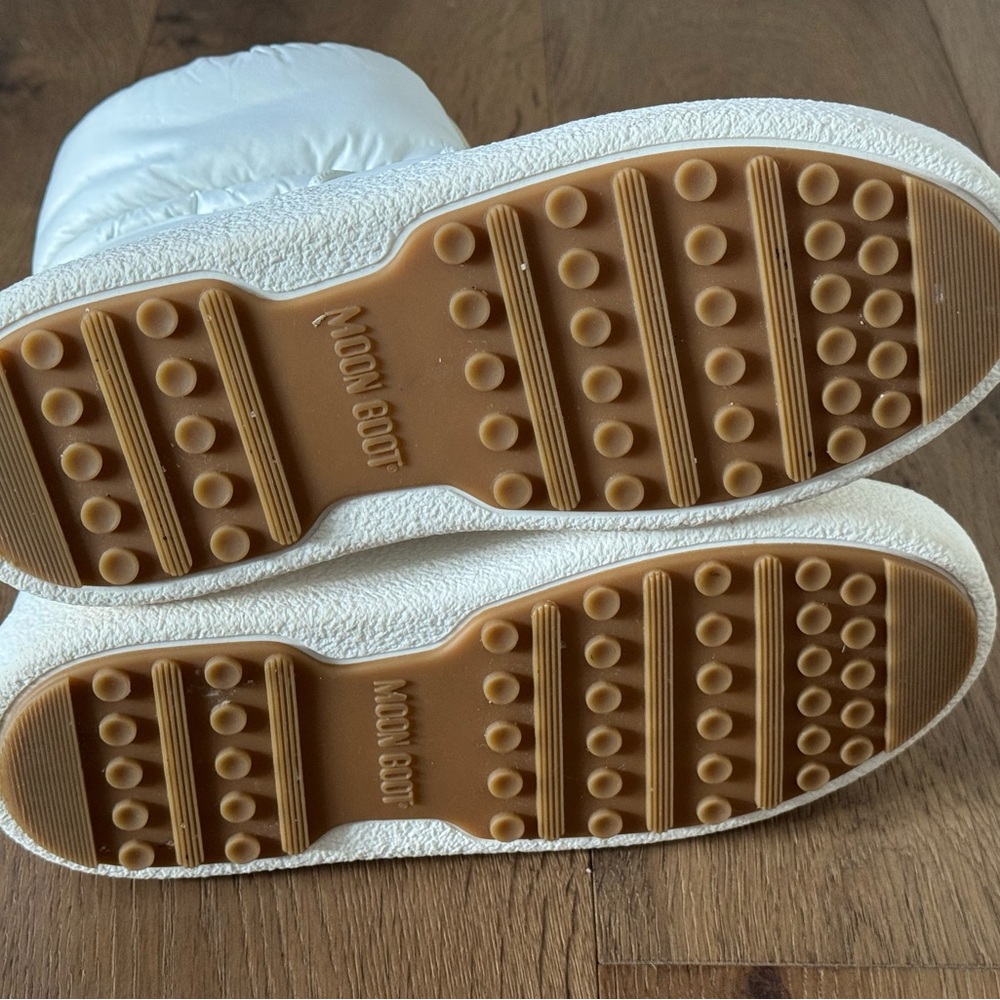 Authentic Moon Boot - US Size 7 LTrack Low White Nylon Boot - Picture 3 of 6